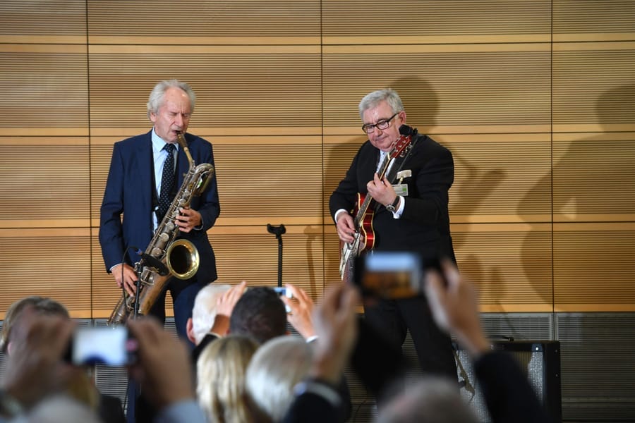 Prof. Scheer und Dieter Spath bei einer musikalischen Darbietungheer-saxophon