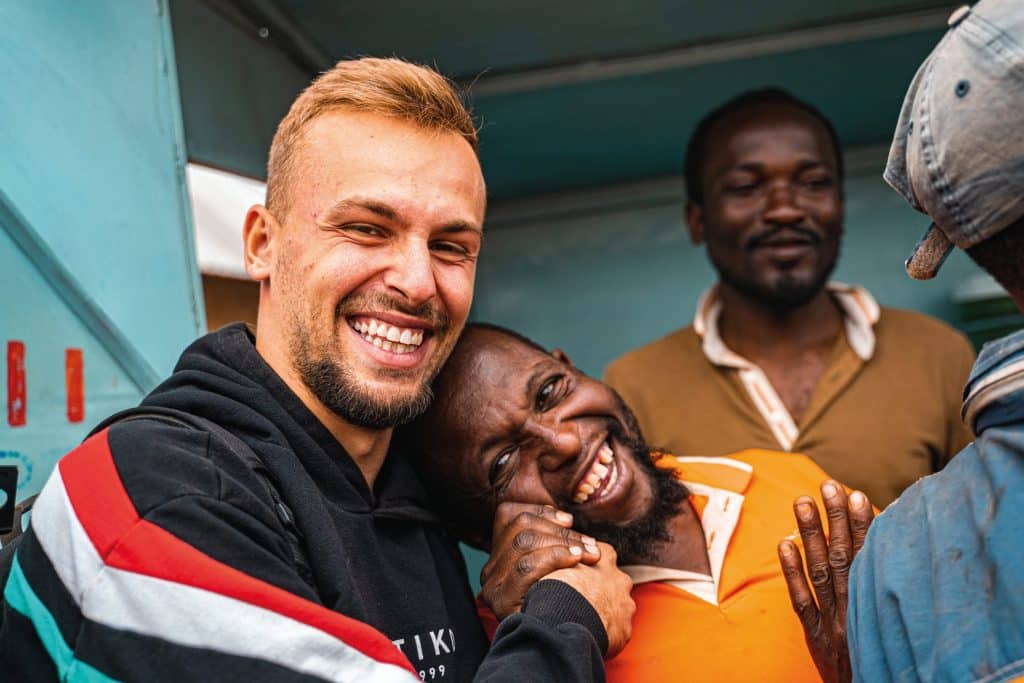 Tibor Sprick mit Einheimischen in Arusha (Tansania).