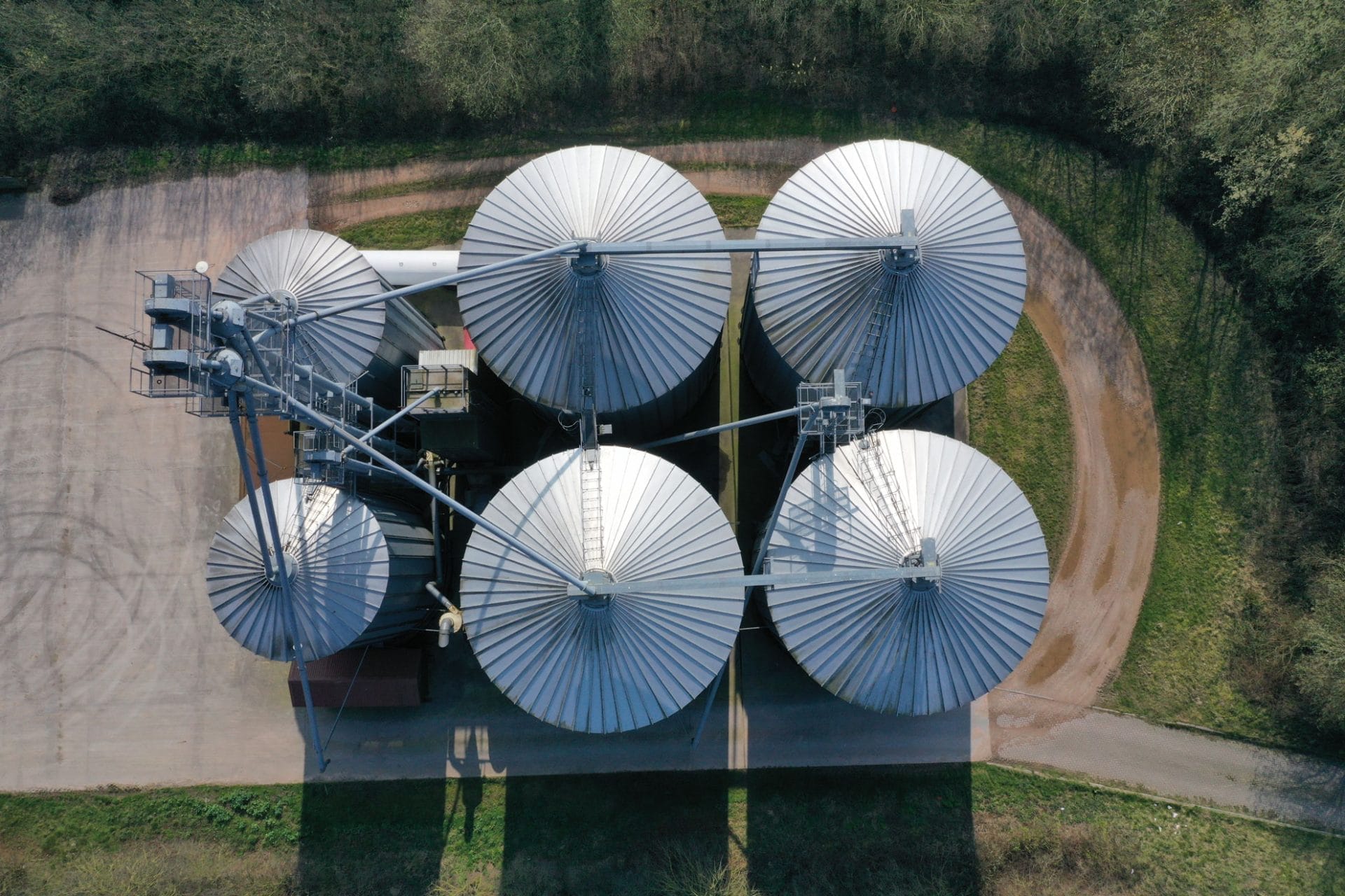 Ein industrielles Gebäude von oben fotografiert.