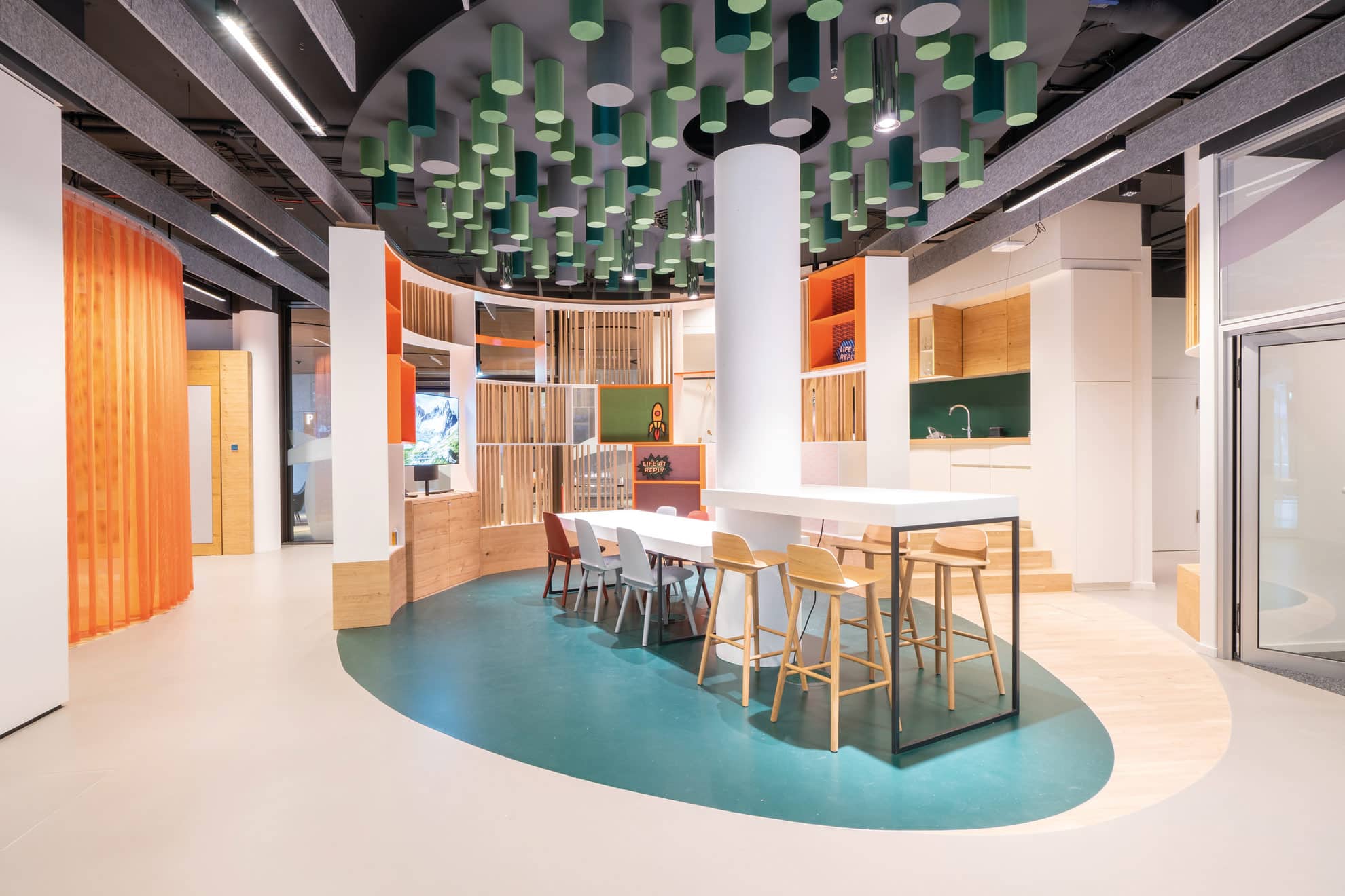 Büroräume mit Sitzgelegenheiten.