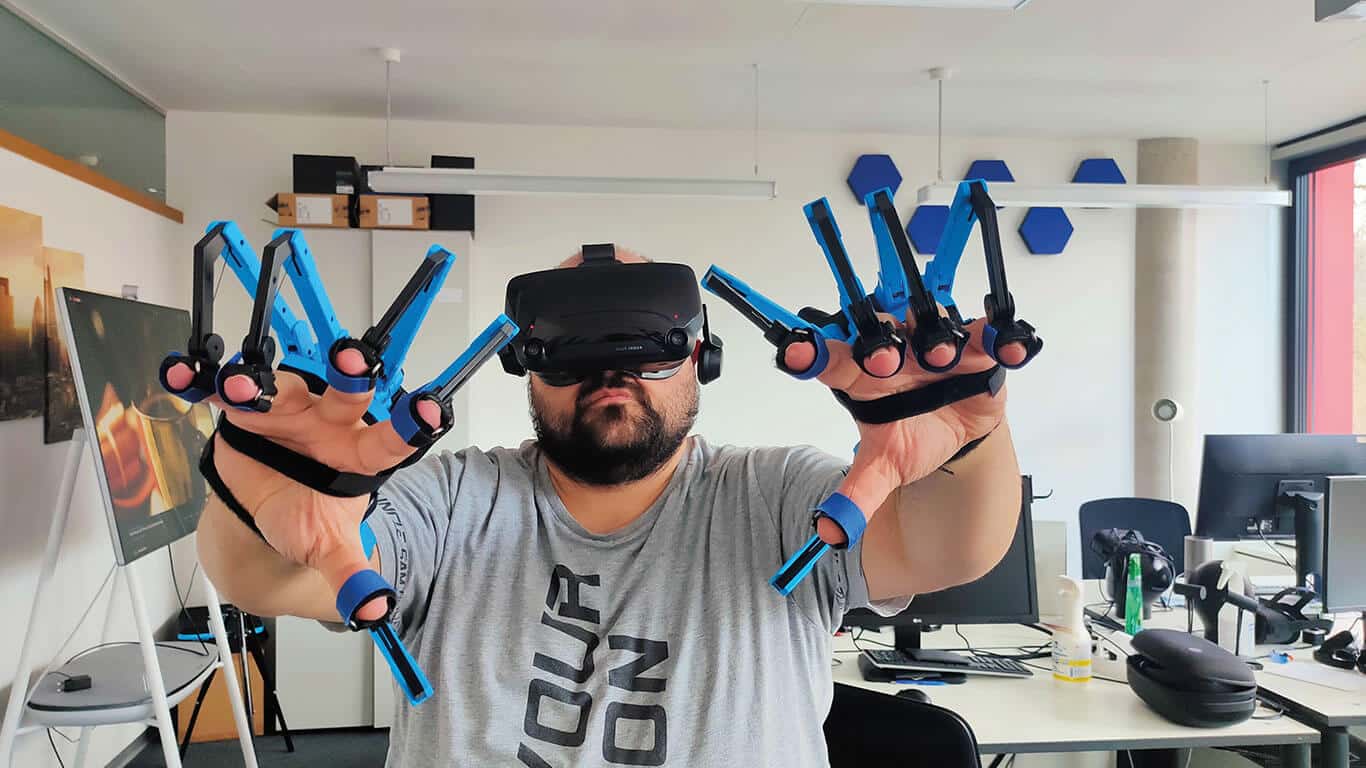 Mann mit SmartHands und AR Brille