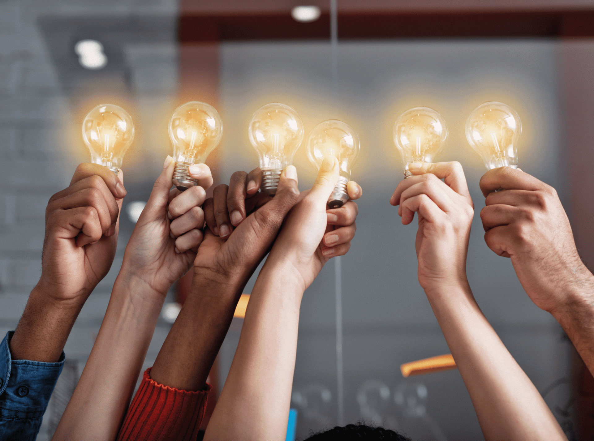 Hände mit Glühbirnen