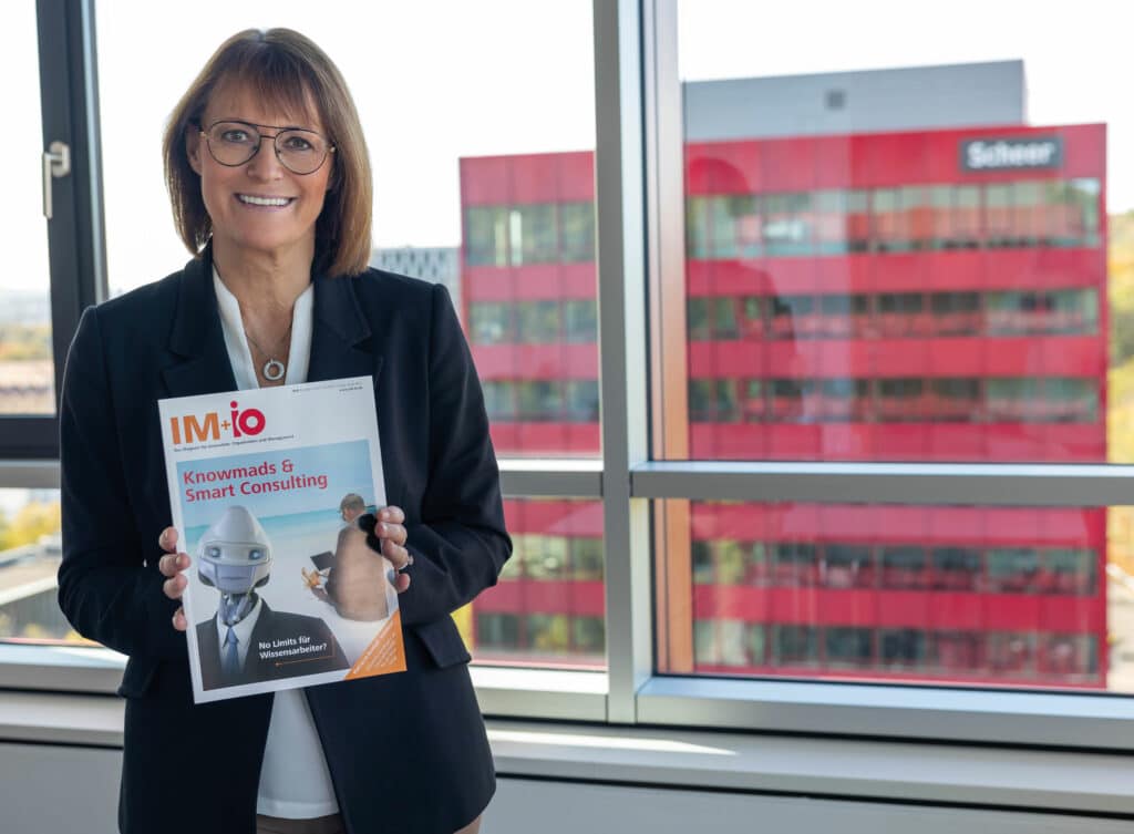 Scheer_Bild_cmy_web Frau Gebäude Magazin