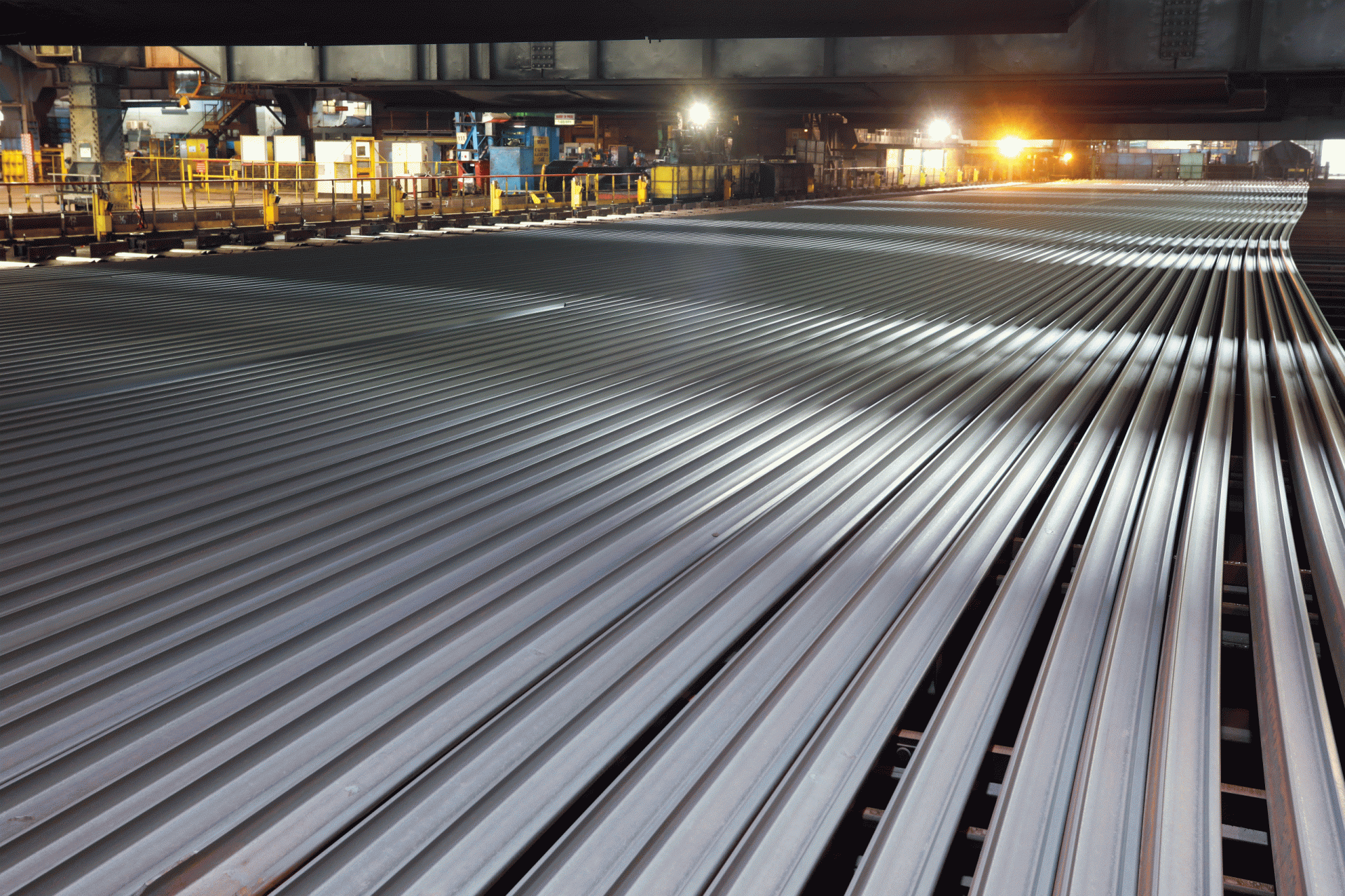 Bild aus einer Produktionshallte der SHS mit langen Stahlteilen