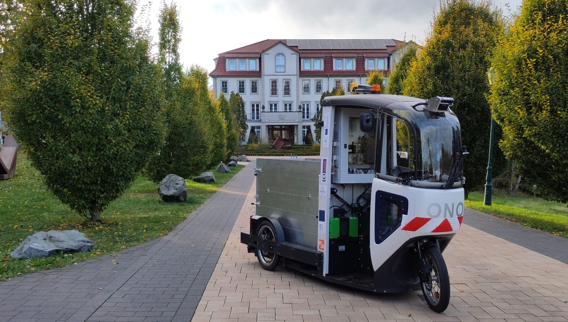 AuRa-Hirn Lastenrad vor Hotel