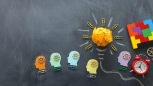 Bild des Bildungskonzepts Kreative Idee und Innovation Zerknittertes Papier über Tafel