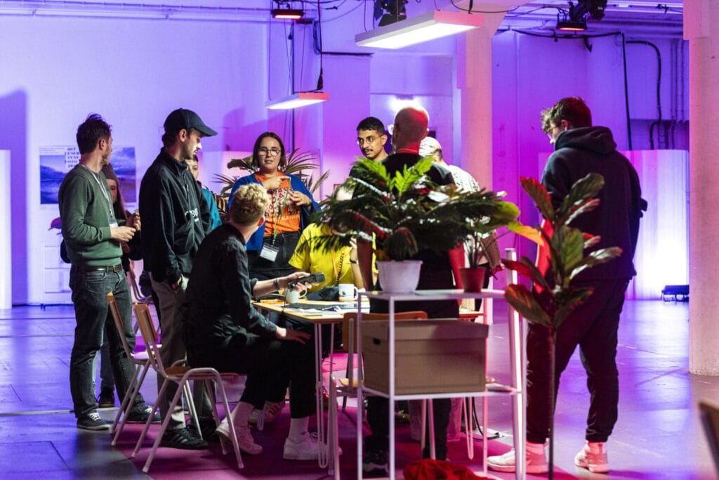 Intranet_2_c_Paula Reissig Abbildung 1: Aufnahme aus der Aufführung: „Intranet“. (machina eX, Paula Reissig)